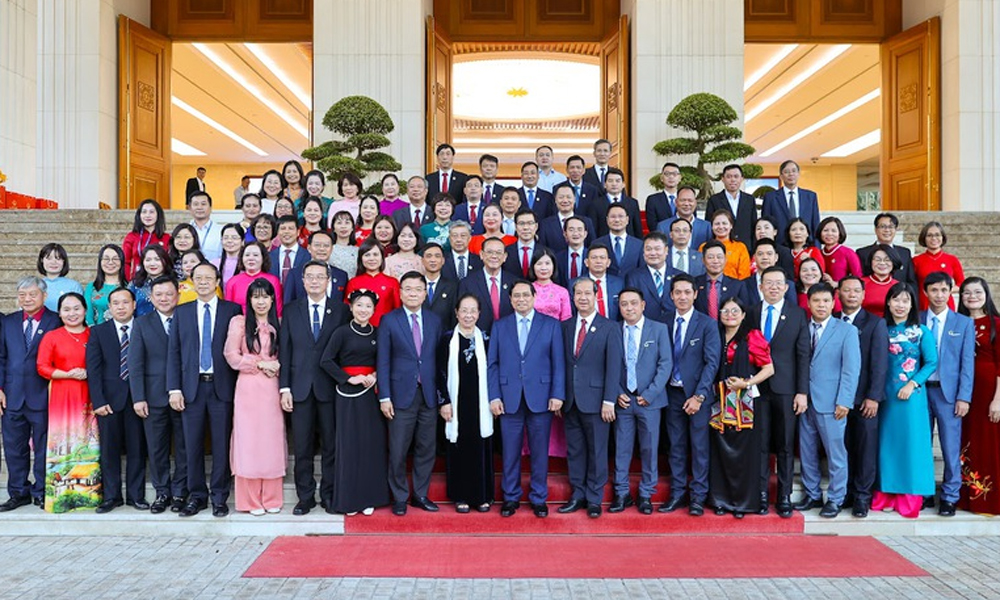 Vietnamese Teachers’ Day: PM meets with outstanding education managers, teachers